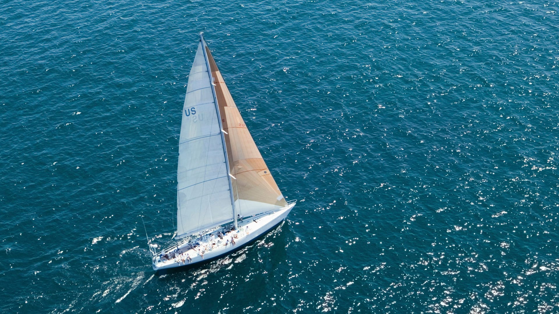 Ein Segelboot im Meer (Symbolbild): Das Ziel der drei Segler war die russische Insel Sachalin.