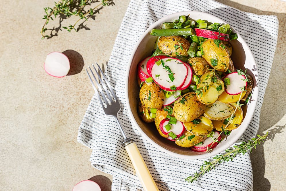Veganer Kartoffelsalat: Die klassische Variante mit Essig und Öl ist einfach und schnell zubereitet.