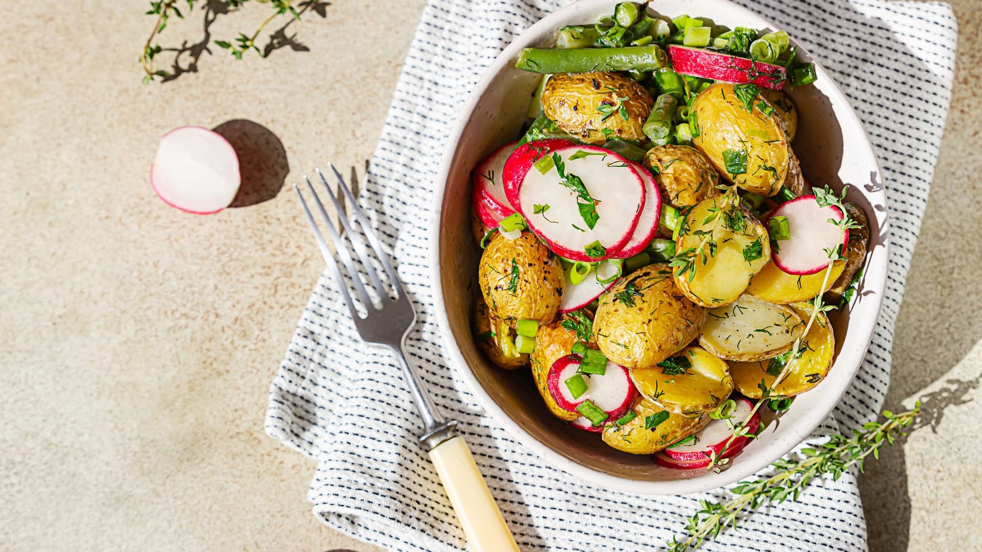 Veganer Kartoffelsalat: Die klassische Variante mit Essig und Öl ist einfach und schnell zubereitet.