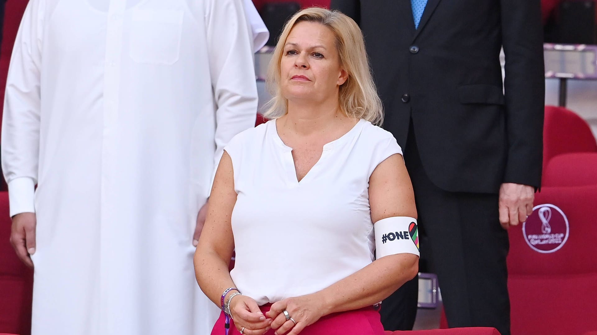 Nancy Faeser bei der WM in Katar: Die "One Love"-Armbinde wurde zum Streitthema des Turniers. Nancy Faeser bei der WM in Katar: Die "One Love"-Armbinde wurde zum Streitthema des Turniers.