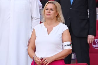 Nancy Faeser bei der WM in Katar: Die "One Love"-Armbinde wurde zum Streitthema des Turniers.