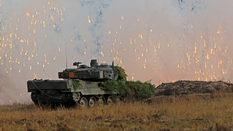 Ein Kampfpanzer Leopard 2 bei einer Gefechtsübung am 17. Oktober 2022.