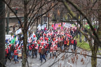 Bedienstete im öffentlichen Dienst bei einem Streikmarsch (Archivbild): Der Beamtenbund rechnet auch für 2023 mit einem Arbeitskampf.