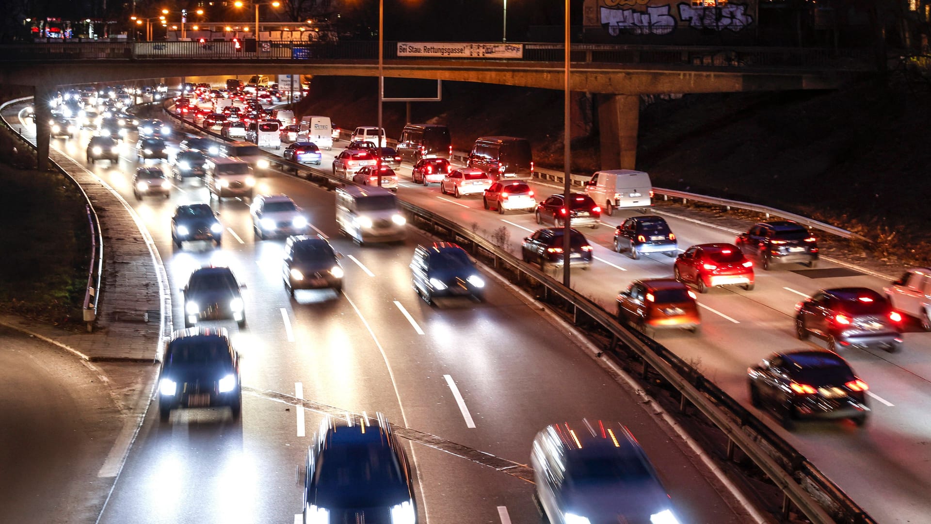 Starker Verkehr auf der Autobahn A100 (Archivbild): Aktivisten haben Autobahnschilder entfernt.