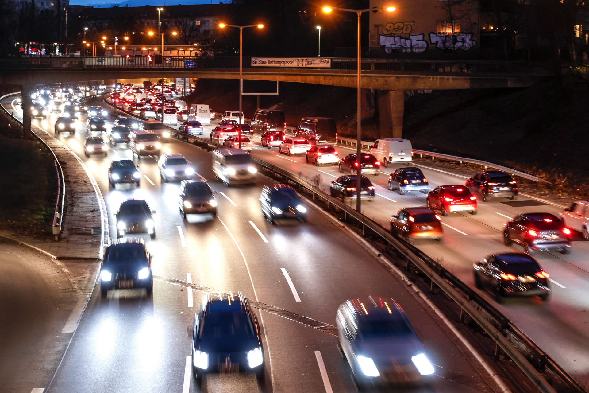 Starker Verkehr auf der Autobahn A100 (Archivbild): Aktivisten haben Autobahnschilder entfernt.