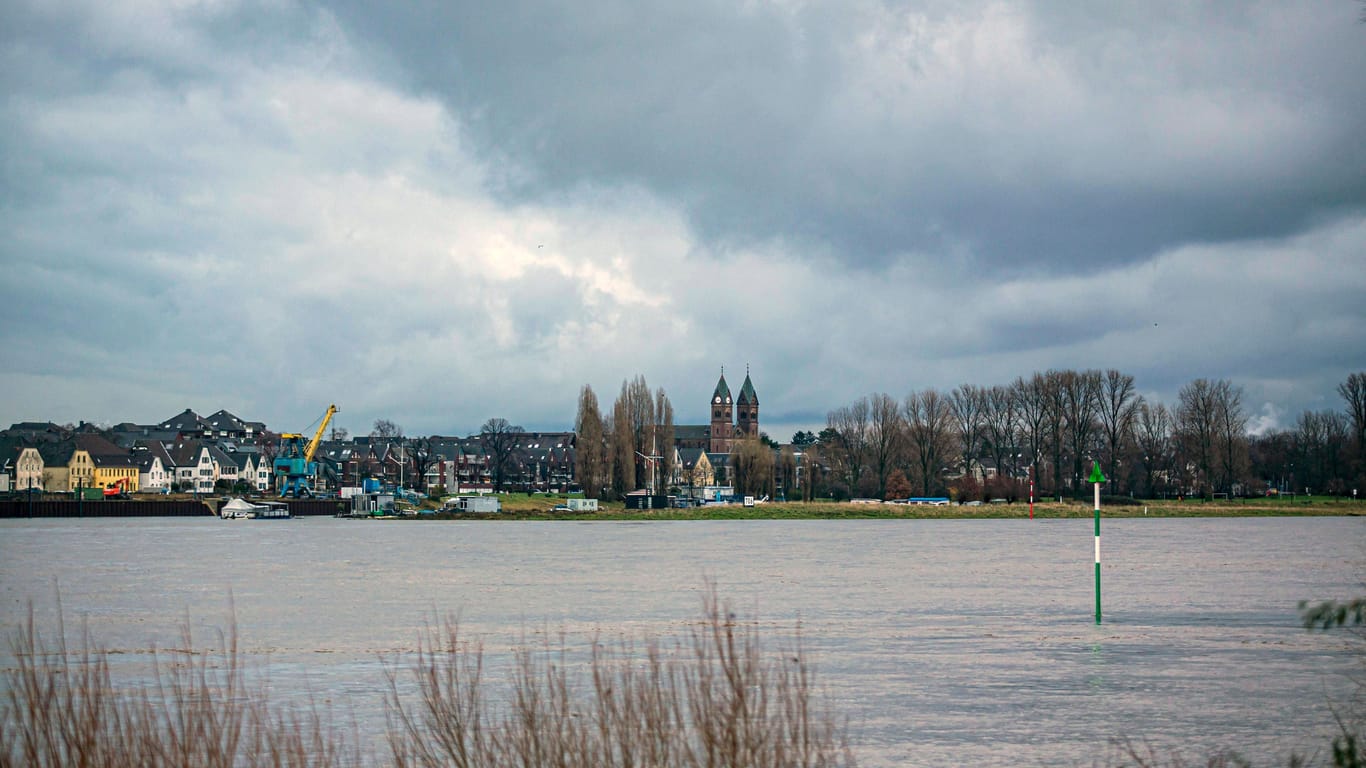 Dunkle Regenwolken über dem Rhein (Archivbild): Trotz Dauerregens besteht vorerst keine Hochwassergefahr.