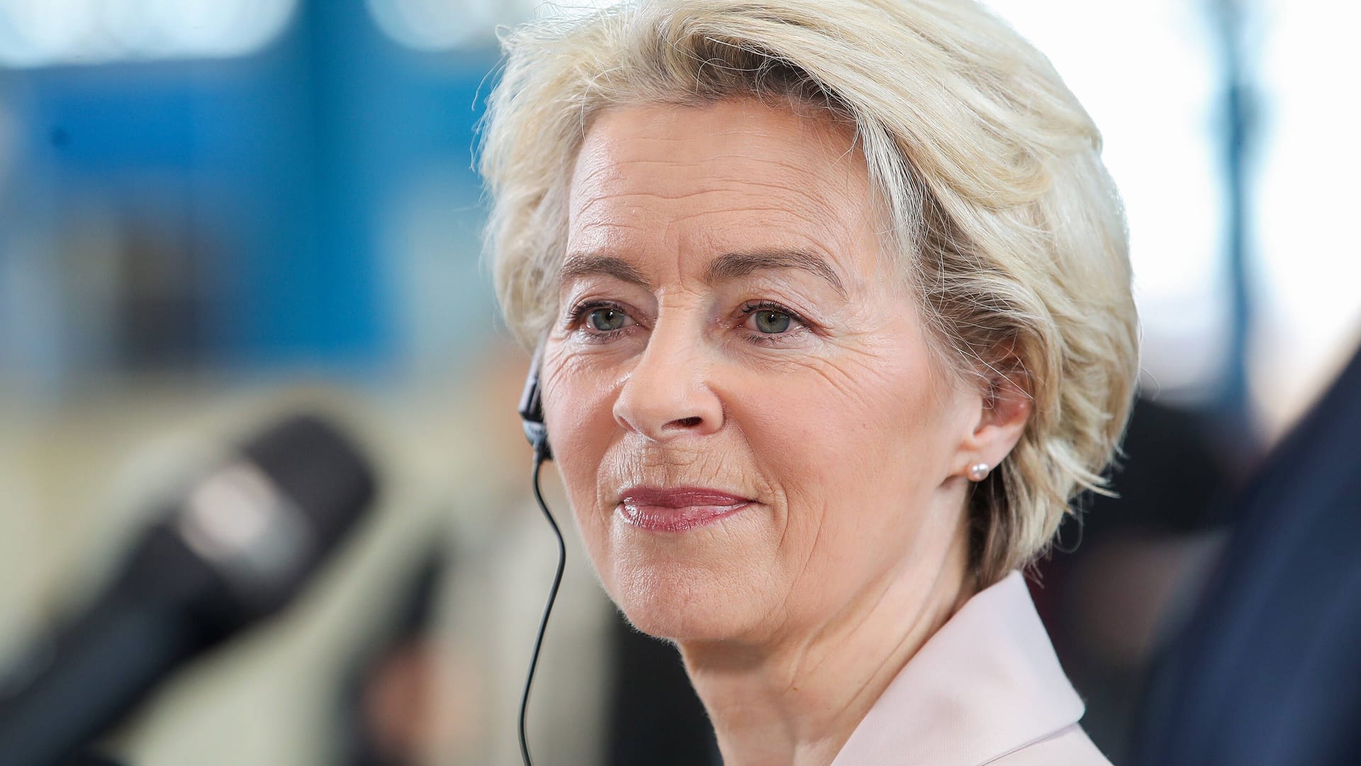 Ursula von der Leyen (Archivbild): Die Ukraine hat von der EU gegen Auflagen einen neuen Hilfskredit über drei Milliarden Euro erhalten.