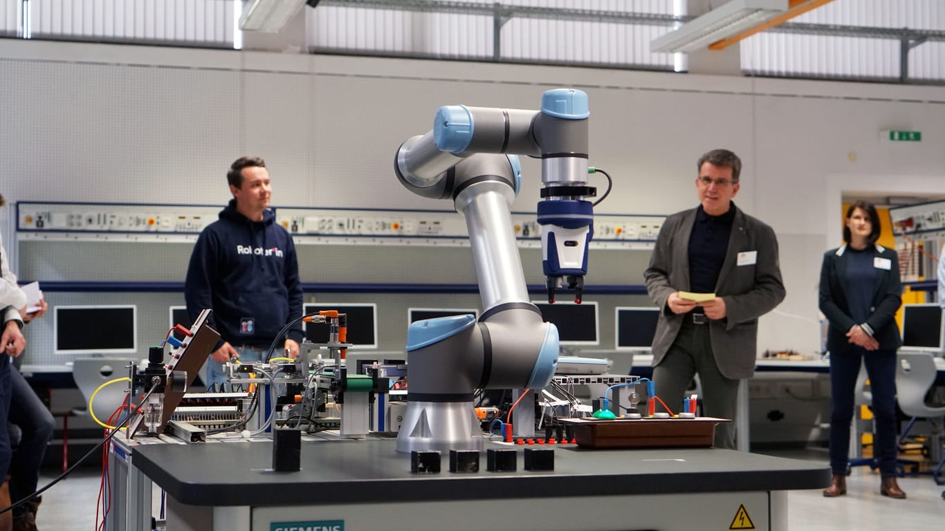 Robotern – ganz ohne Programmierkenntnisse – das Schweißen beibringen? Am Beruflichen Schulzentrum für Elektrotechnik in Dresden ist das fortan möglich.