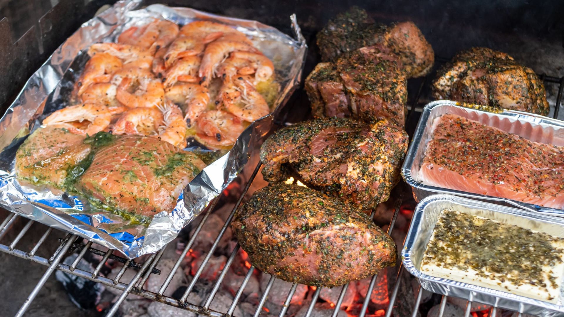 So kurz wie möglich: Obwohl eine Aluschale auf dem Grill den Inhalt vor Schadstoffen schützt, sollte die Dauer des Lebensmittelkontakts auf ein Minimum beschränkt werden.