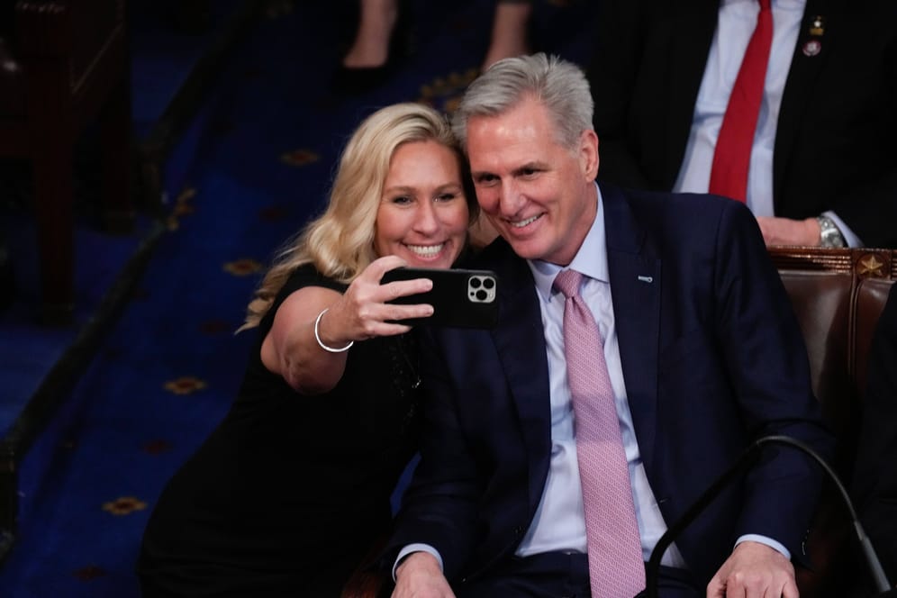 Der Republikaner Kevin McCarthy macht nach seiner Wahl ein Selfie mit der Trump-Anhängerin und Verschwörungstheoretikerin Marjorie Green-Taylor.