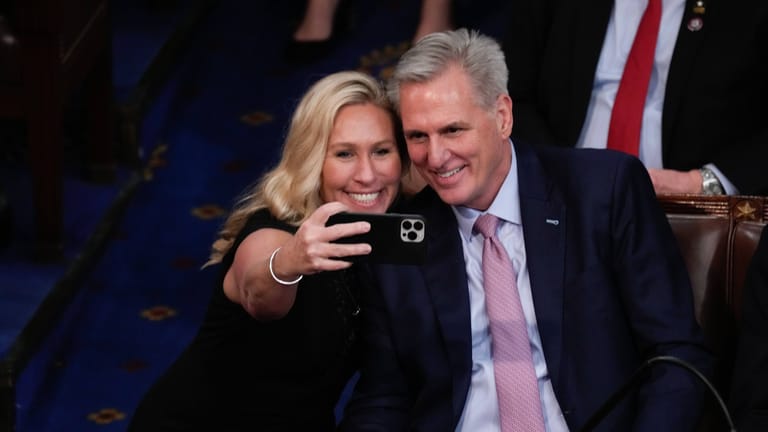 Der Republikaner Kevin McCarthy macht nach seiner Wahl ein Selfie mit der Trump-Anhängerin und Verschwörungstheoretikerin Marjorie Green-Taylor.