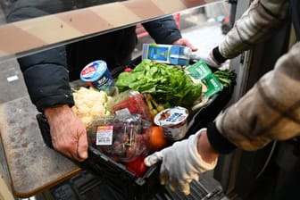 Lebensmittelausgabe bei der Tafel: Ein beträchtlicher Teil der Deutschen ist auf Lebensmittelspenden angewiesen.