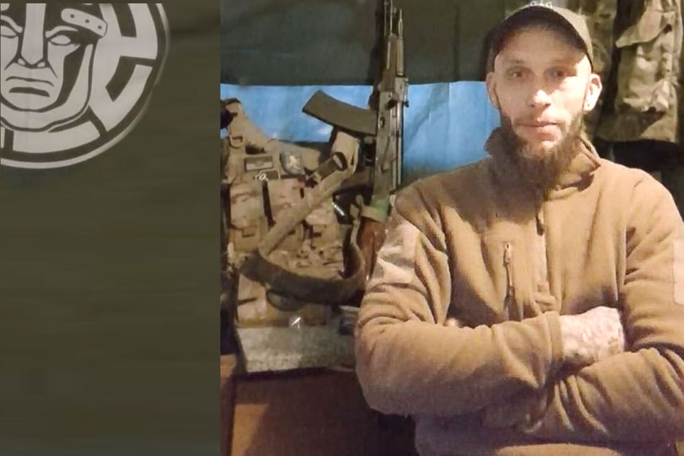 "Stephan" aus Solingen: Der 36-Jährige kämpft in der Ukraine gegen Russland. Im Hintergrund ist das Logo von "White Rex" zu sehen.
