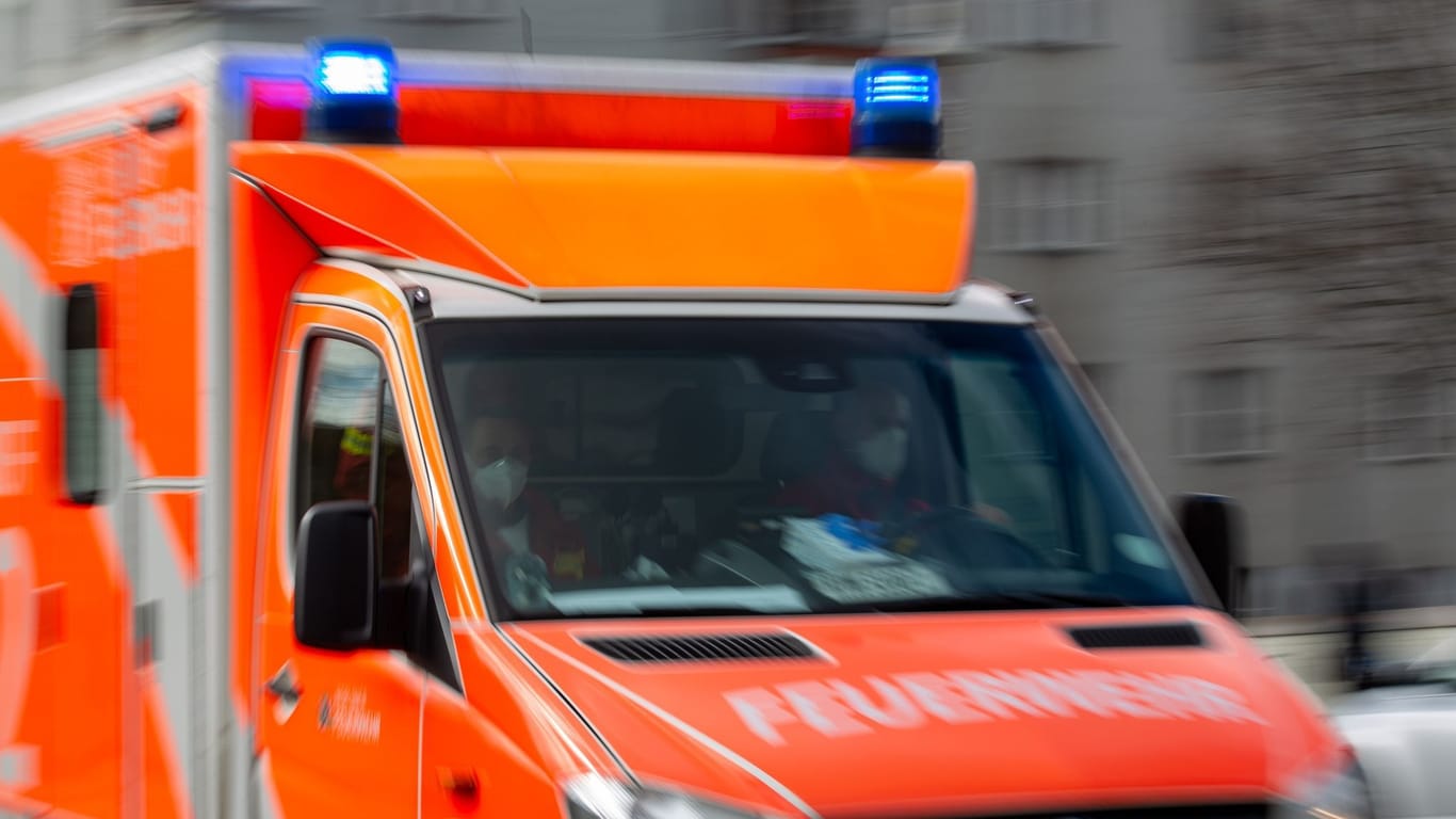Ein Rettungswagen der Feuerwehr fährt auf einer Straße (Symbolbild): In einem Gusswerk ist es zu einem schweren Arbeitsunfall gekommen.