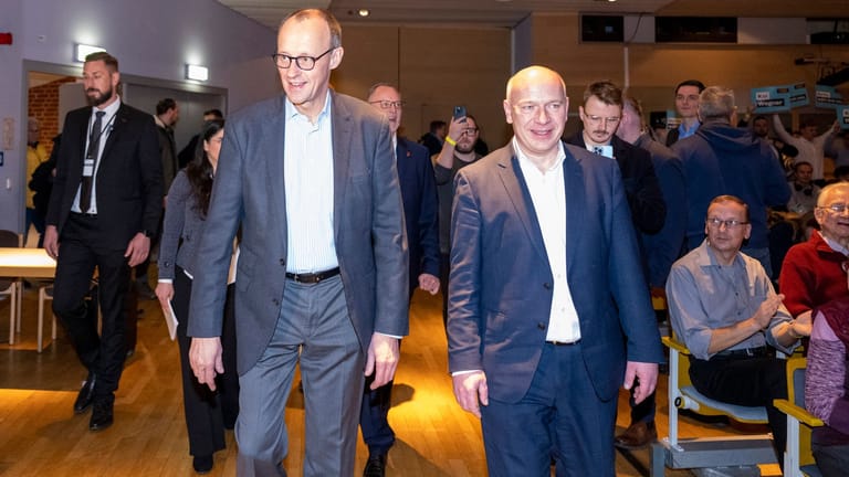 Friedrich Merz (l-r) und Kai Wegner betreten den Saal: Sie kritisierten den Senat scharf.