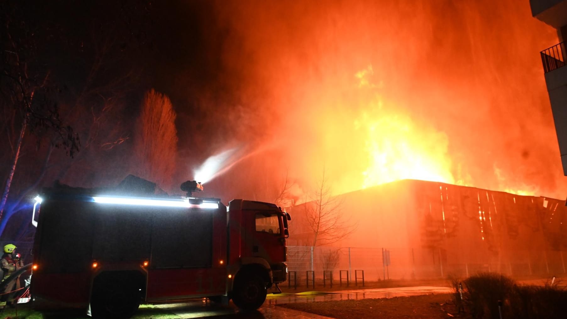 Ein Wasserwerfer bekämpft den Brand der Lagerhalle: Die Löscharbeiten dauerten in den Morgenstunden noch an. Ein Wasserwerfer bekämpft den Brand der Lagerhalle: Die Löscharbeiten dauerten in den Morgenstunden noch an.