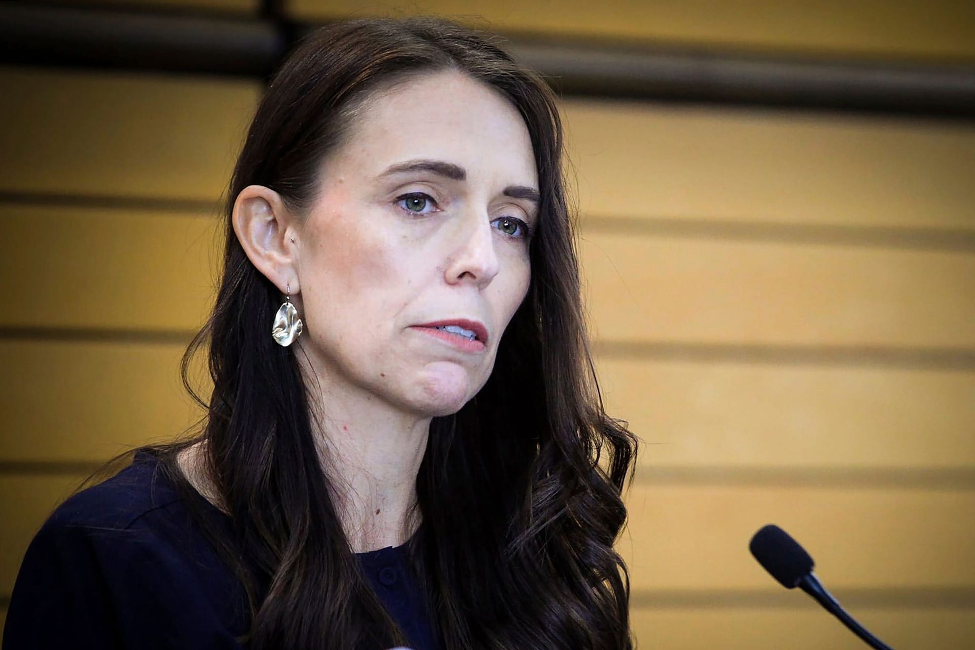 Jacinda Ardern, Premierministerin von Neuseeland, reagiert, als sie auf einer Pressekonferenz ihren Rücktritt bekannt gibt.