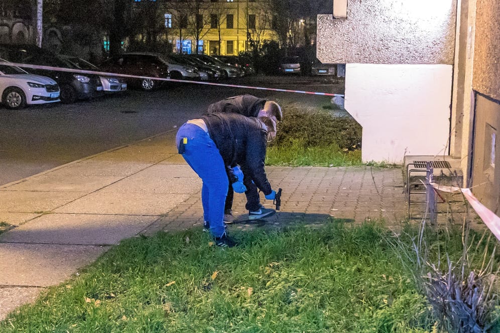Tatort in der Juliusstraße: Im Hausflur fand die Polizei eine Schusswaffe und untersuchte sie schon vor Ort.
