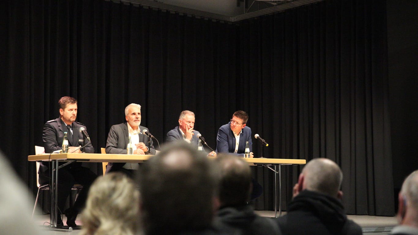 Das Podium auf der Veranstaltung in Erkelenz. Der Aachener Polizeipräsident Dirk Weinspach (2.v.l.), Landrat Stephan Pusch (3.v.l.) und der Erkelenzer Bürgermeister Stephan Muckel (r.).