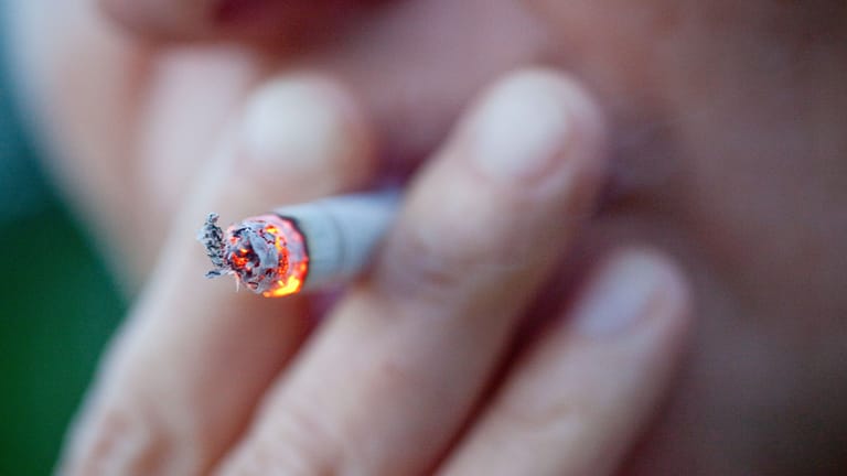 Eine Frau raucht (Symbolbild): Zigaretten sind zum Jahreswechsel teurer geworden.