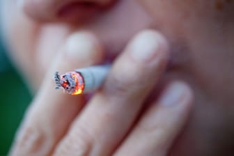 Eine Frau raucht (Symbolbild): Zigaretten sind zum Jahreswechsel teurer geworden.