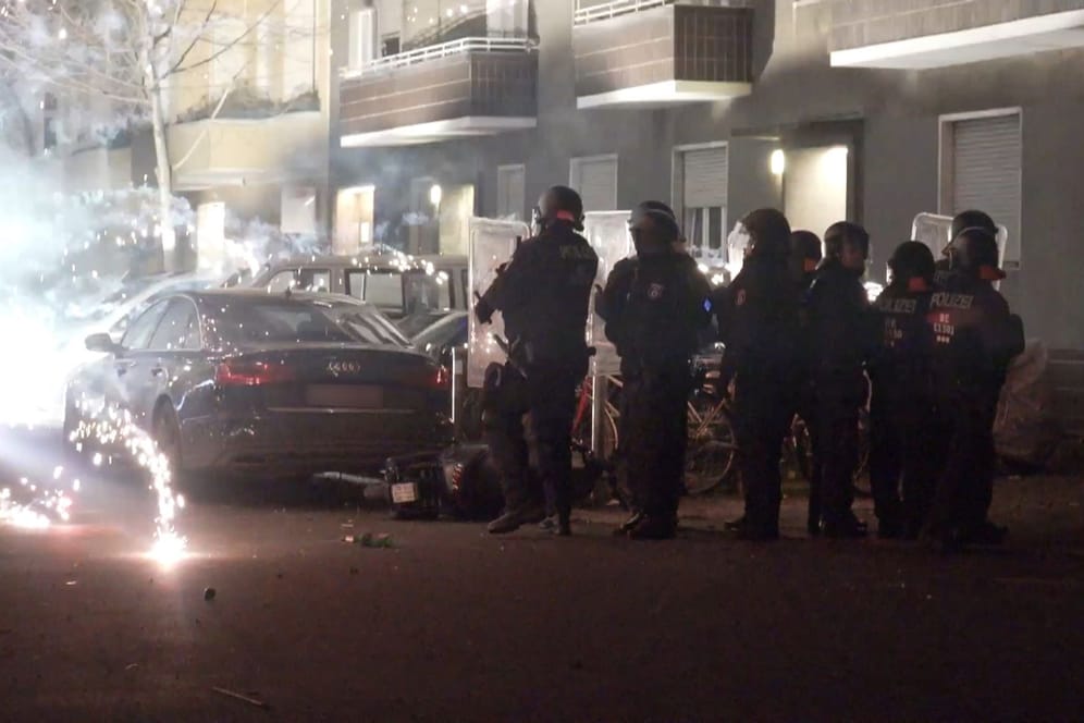 Polizeibeamte stehen hinter explodierendem Feuerwerk: In der Silvesternacht kam es auch in Berlin zu Angriffen auf Einsatzkräfte.