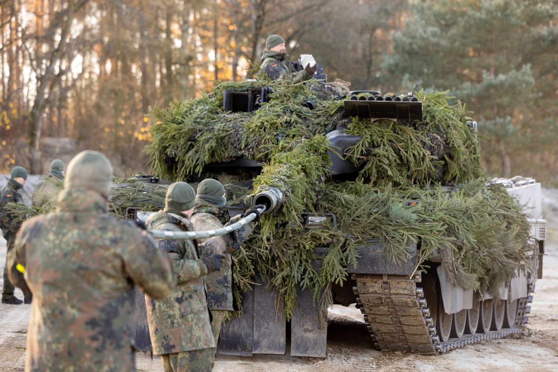 Nato-Soldaten trainieren mit dem Kampfpanzer Leopard 2 A7V: Der neue Verteidigungsminister Pistorius hatte am Freitag eine Liste zur Anzahl der verfügbaren Leopard-Panzer angekündigt.
