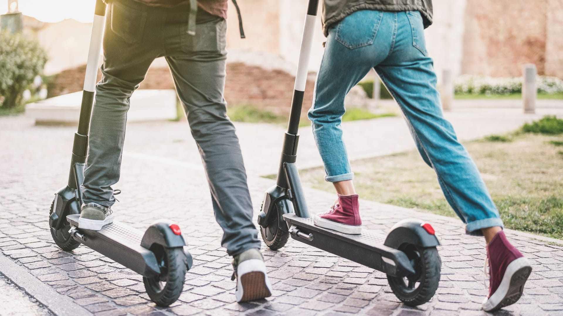 E-Roller/ E-Scooter zu zweit fahren: Auch das nebeneinander Fahren wird mit einem Bußgeld bestraft.