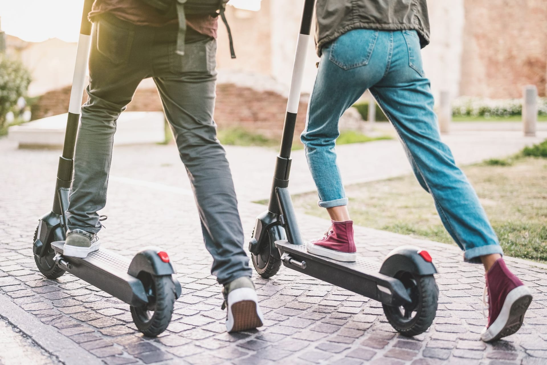 E-Roller/ E-Scooter zu zweit fahren: Auch das nebeneinander Fahren wird mit einem Bußgeld bestraft.