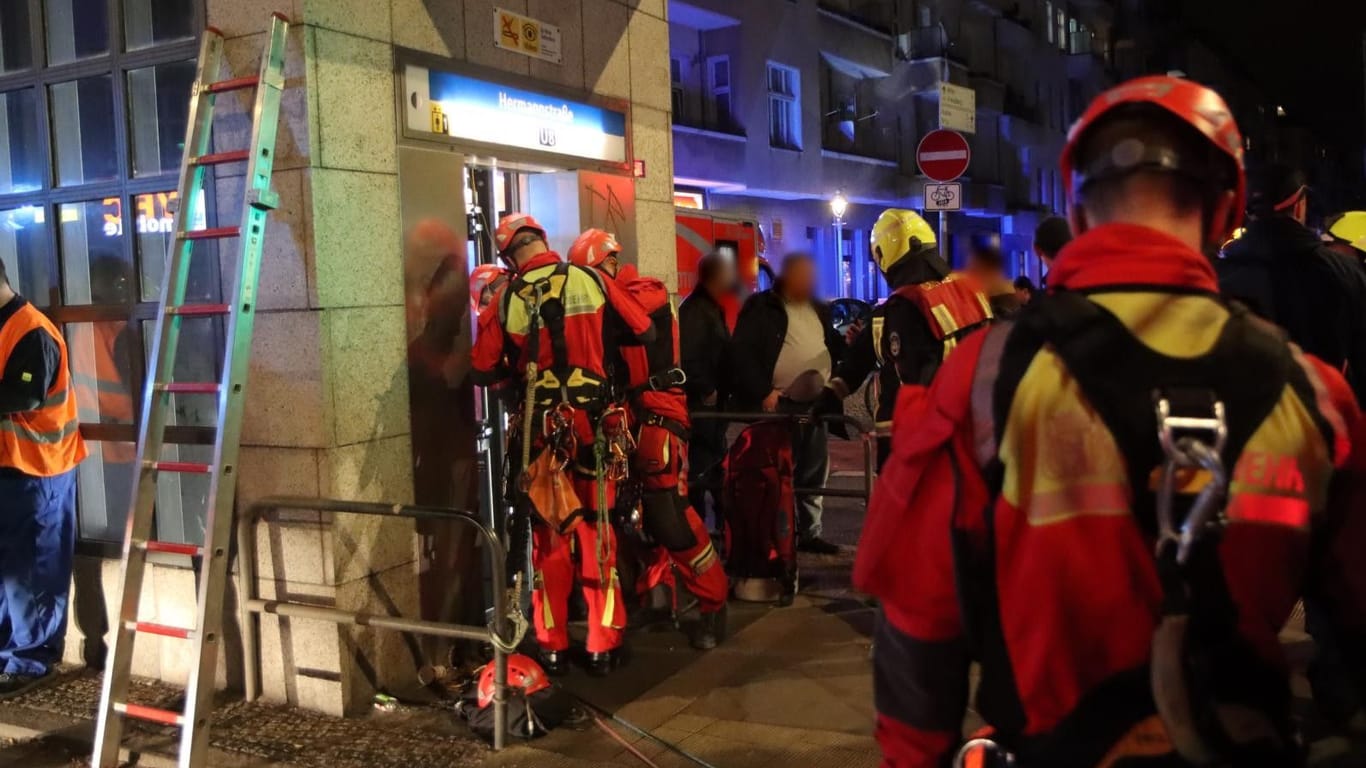 Der Einsatzort: Die Feuerwehr musste die Jugendlichen an der U-Bahn-Station Hermannstraße in Neukölln befreien.