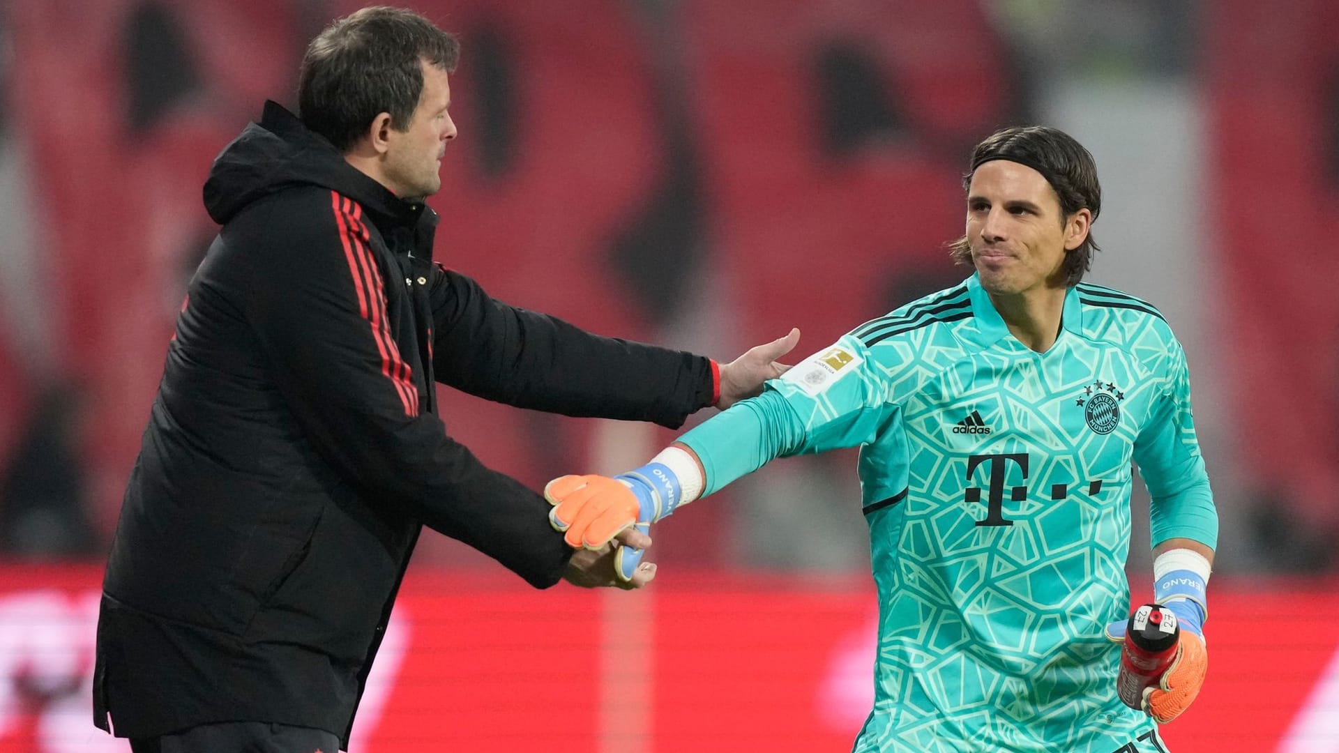 Toni Tapalovic und Yann Sommer (r.): Der Winterneuzugang muss sich bei seiner Heimpremiere beim FC Bayern auf einen neuen Torwarttrainer einstellen.