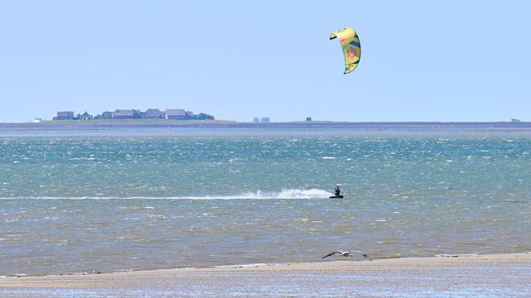 Ein Kitesurfer in Wyk auf Föhr (Symbolbild): An der Nordsee wurden im Sommer zudem die zweithöchsten Temperaturen überhaupt gemessen.