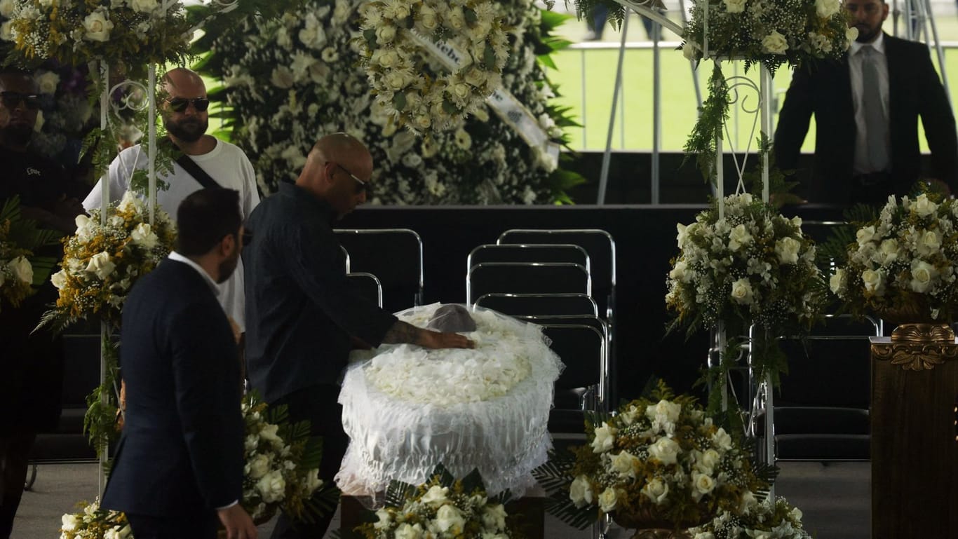 Pelés Totenwache: Der Leichnam des früheren Weltstars ist im Stadion des FC Santos eingetroffen.