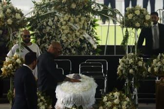 Pelés Totenwache: Der Leichnam des früheren Weltstars ist im Stadion des FC Santos eingetroffen.