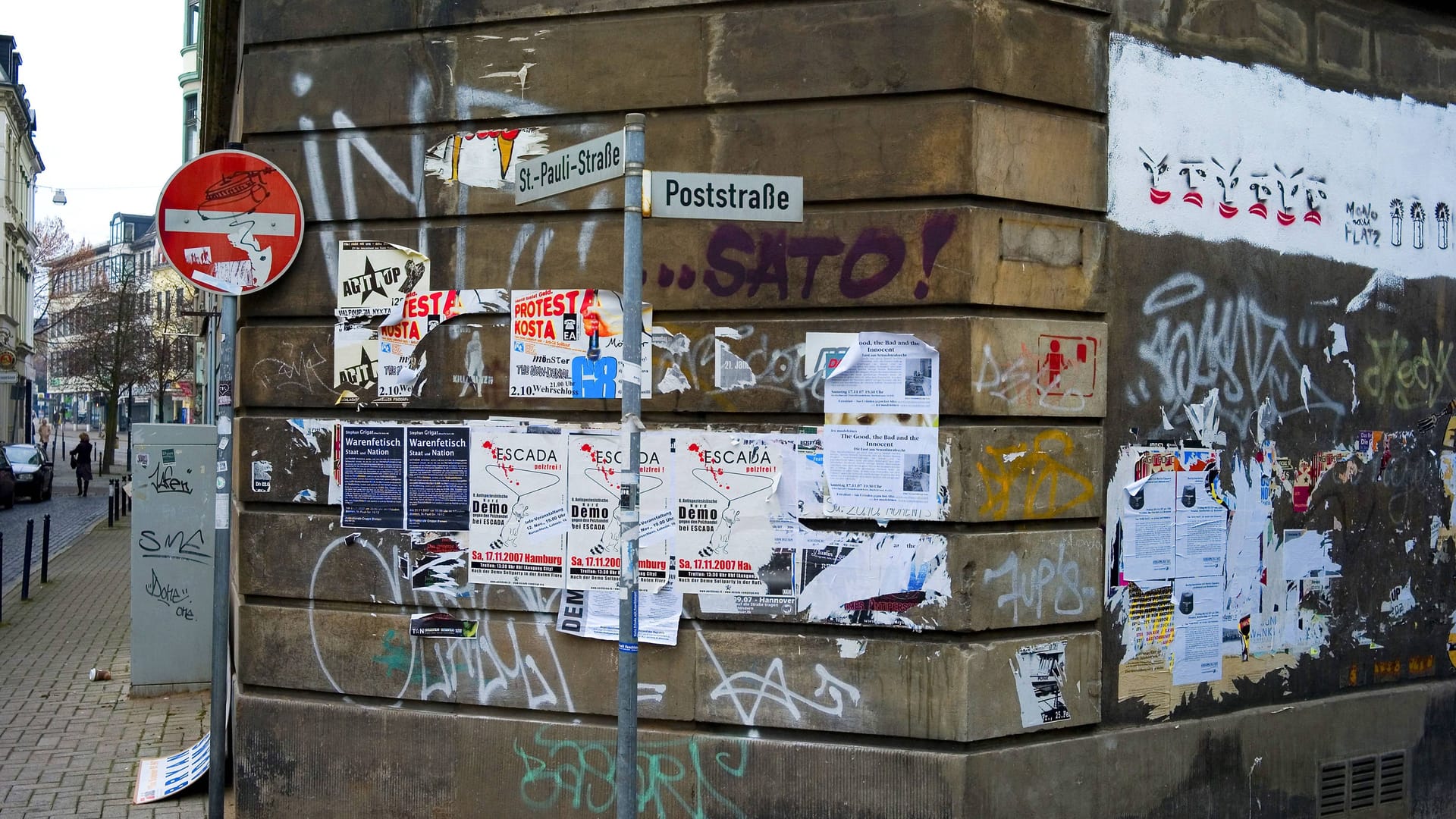 Graffitis und Plakatreste an der Hauswand an einer Straßenecke im Ostertorviertel (Symbolbild): Bremen will härter gegen die Schmierereien vorgehen. Graffitis und Plakatreste an der Hauswand an einer Straßenecke im Ostertorviertel (Symbolbild): Bremen will härter gegen die Schmierereien vorgehen.