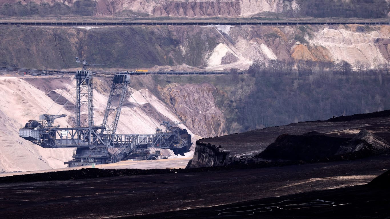 Tagebau Garzweiler: RWE fördert hier nach eigenen Angaben jährlich rund 25 Millionen Tonnen Braunkohle.