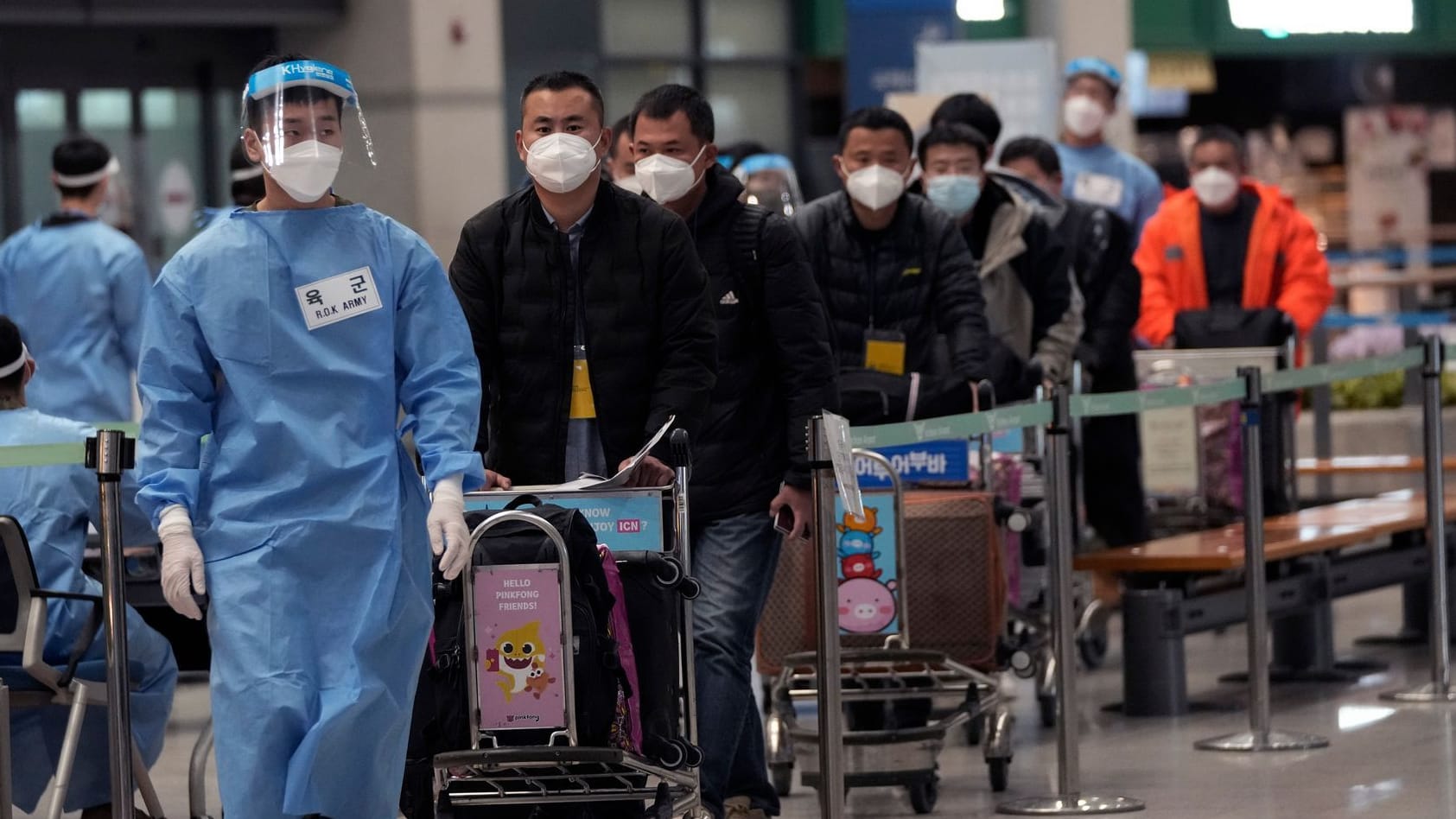 Reisende in China: Das Virus verbreitet sich über die Feiertage noch rasanter. Reisende in China: Das Virus verbreitet sich über die Feiertage noch rasanter.
