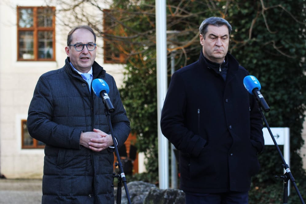 CSU-Landesgruppenchef Alexander Dobrindt und Ministerpräsident Markus Söder bei einer Pressekonferenz in Kloster Seeon (Archivbild): Die Partei will jetzt wieder gegen den Länderfinanzausgleich klagen.