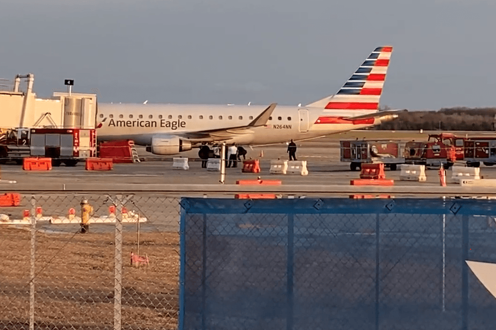 Flugzeug auf dem Regionalflughafen von Montgomery(Screenshot): Der Gepäckverlader wurde vom linken Triebwerk angesaugt und verschluckt.