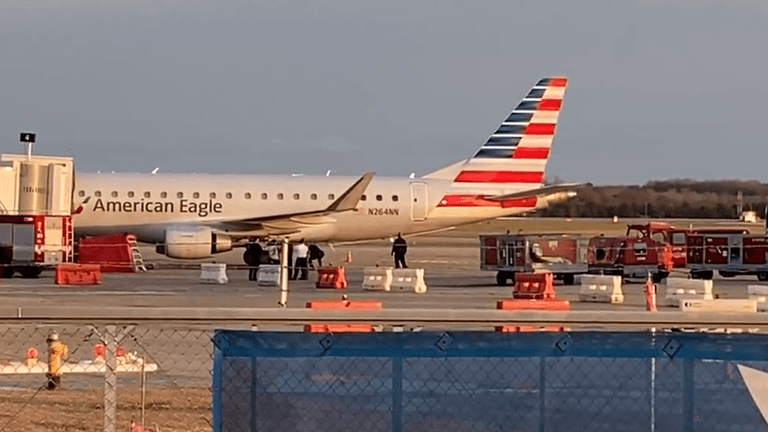 Flugzeug auf dem Regionalflughafen von Montgomery(Screenshot): Der Gepäckverlader wurde vom linken Triebwerk angesaugt und verschluckt.