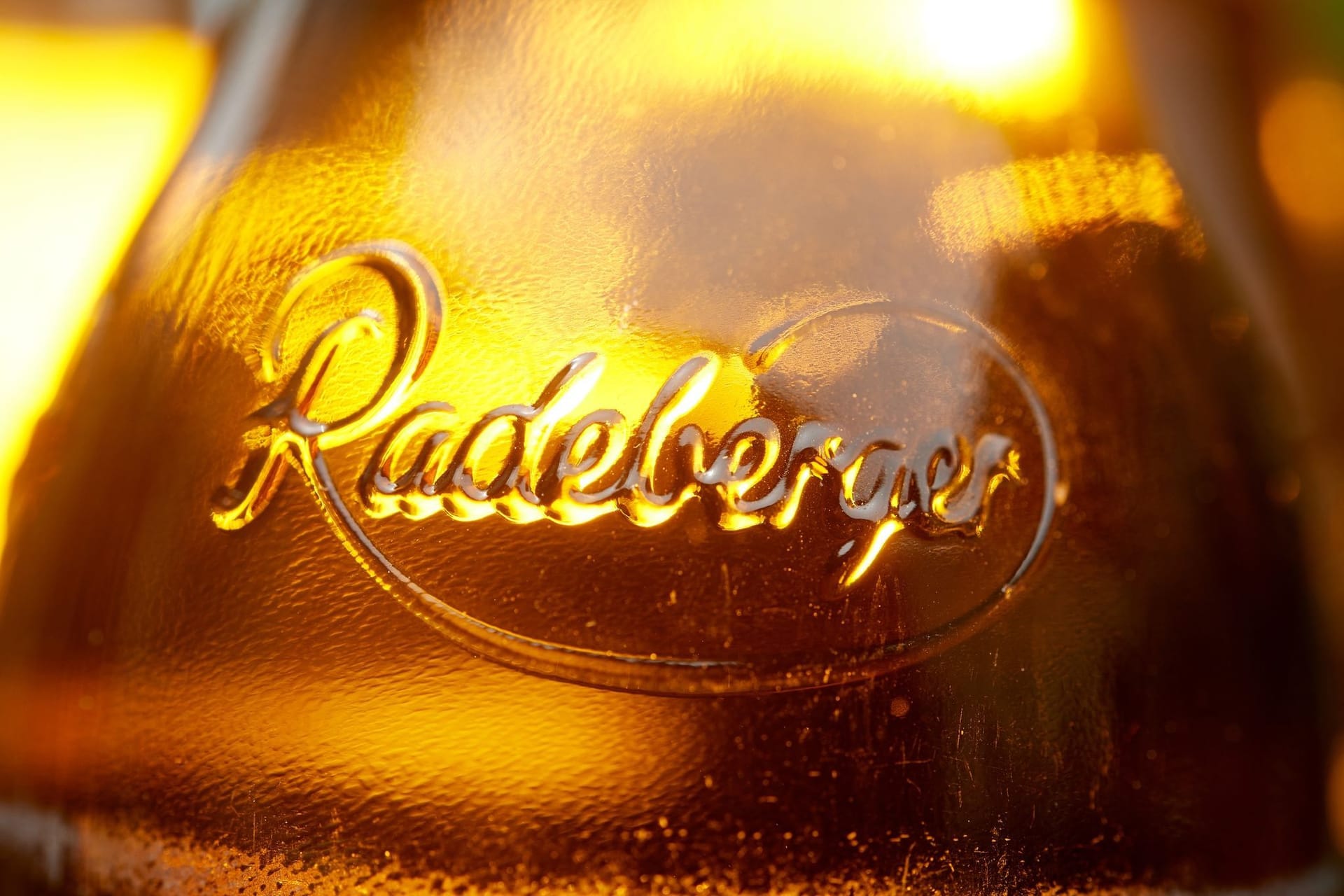 Eine Flasche Bier der Brauereigruppe Radeberger (Symbolfoto): Die Brauerei bei Dresden wird am Mittwoch bestreikt.