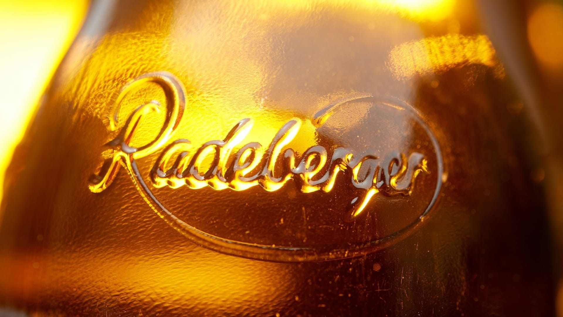 Eine Flasche Bier der Brauereigruppe Radeberger (Symbolfoto): Die Brauerei bei Dresden wird am Mittwoch bestreikt. Eine Flasche Bier der Brauereigruppe Radeberger (Symbolfoto): Die Brauerei bei Dresden wird am Mittwoch bestreikt.