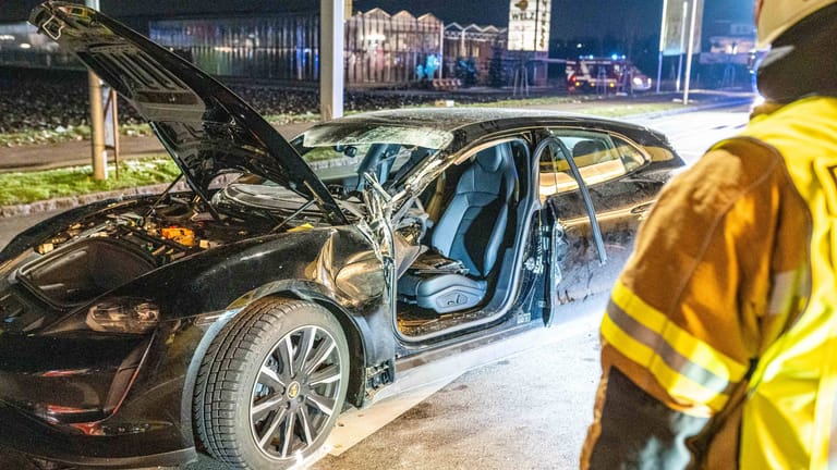 Ein Feuerwehrmann steht vor dem Unfallwrack: Sie soll die Fahrerin aus dem Auto befreit haben.