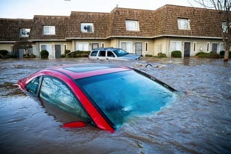 Ein Auto steht in einer überfluteten Straße: Kalifornien erlebt derzeit eine dritte Woche schwerer Winterstürme.