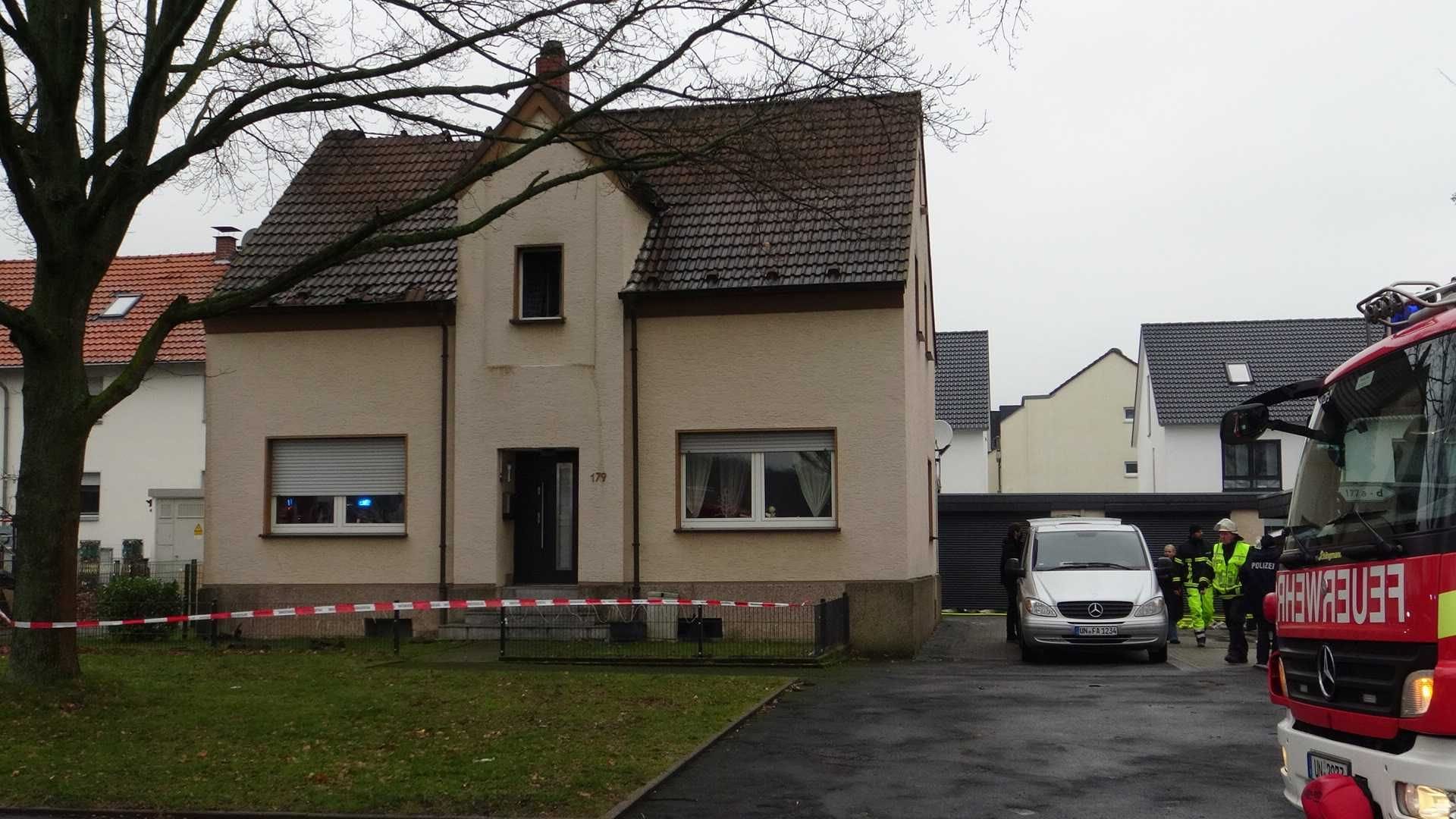 Einsatzkräfte am Mehrfamilienhaus in Unna-Massen: Ein Mann verstarb im Feuer. Einsatzkräfte am Mehrfamilienhaus in Unna-Massen: Ein Mann verstarb im Feuer.