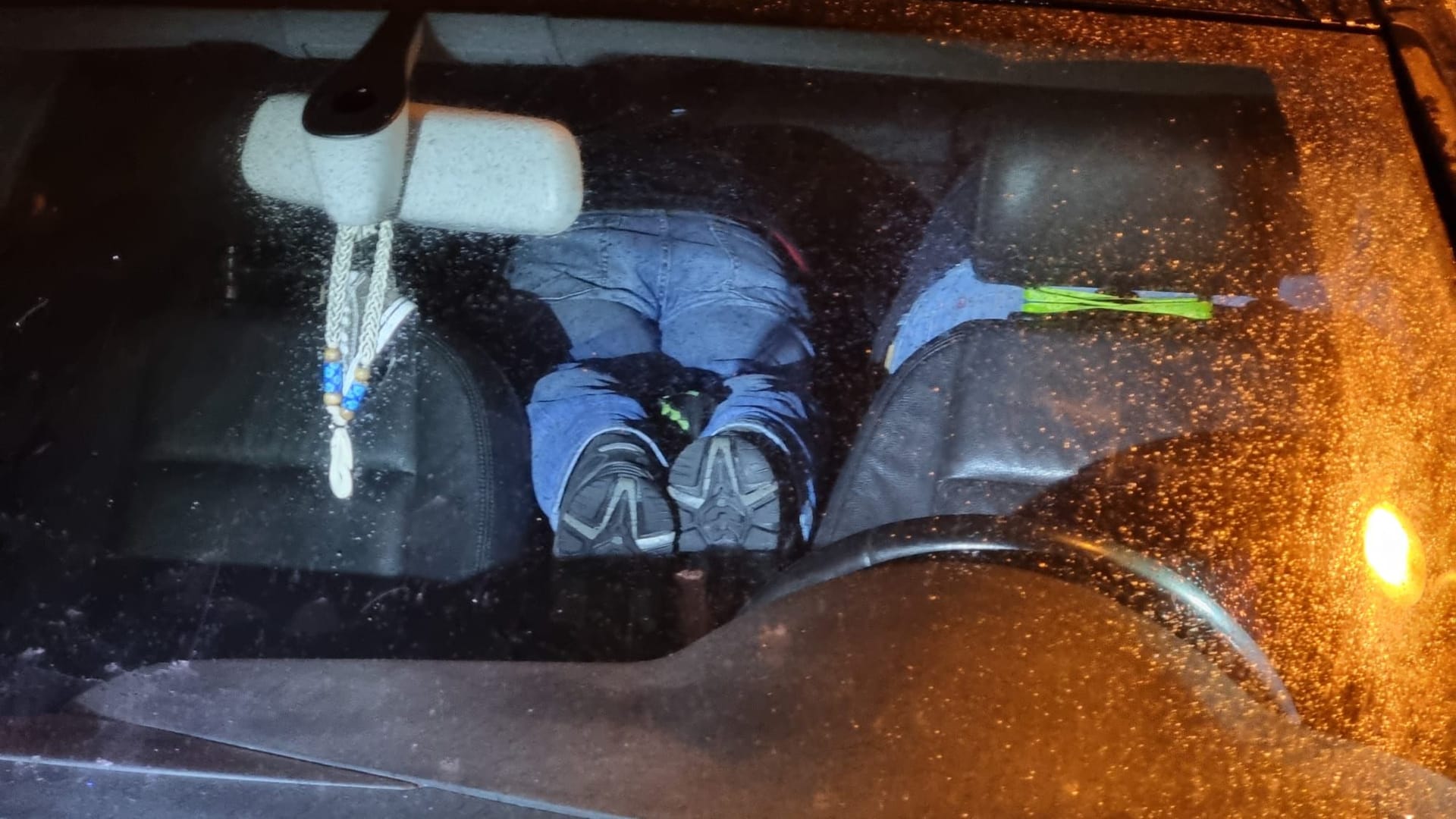 Das Foto zeigt die beiden Verdächtigen im Auto.