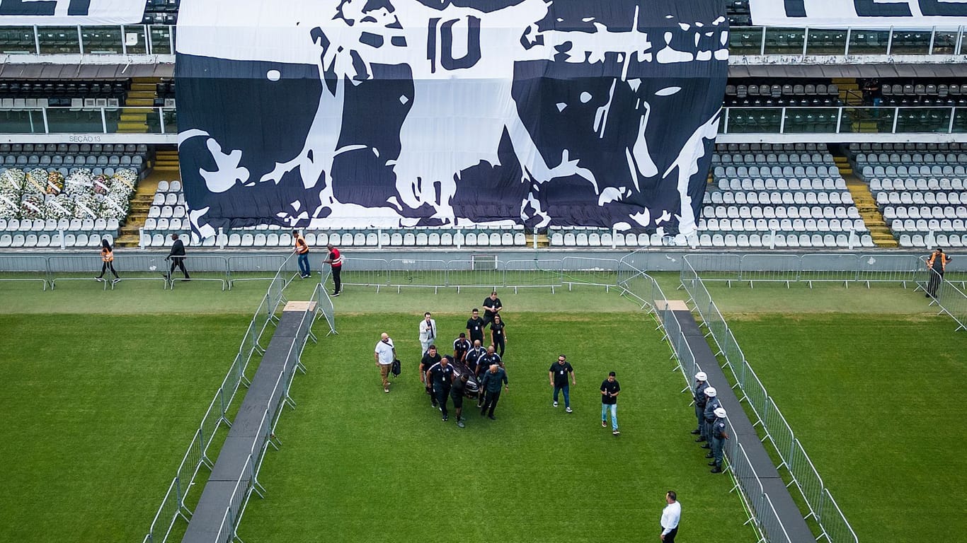 Der Sarg von Pelé: Er wurde in das Stadion zur Totenwache getragen.