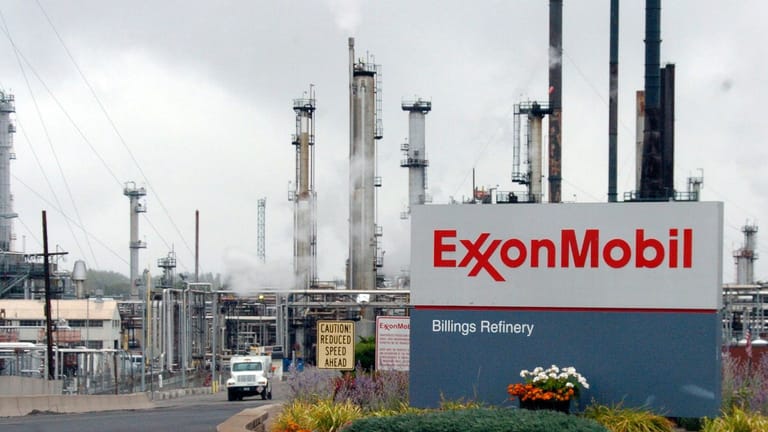 Raffinerie von ExxonMobile (Archivbild): Der US-Konzern habe "verblüffend" gut über die Konsequenzen des eigenen Handelns Bescheid gewusst, so das Fazit der Forscher.