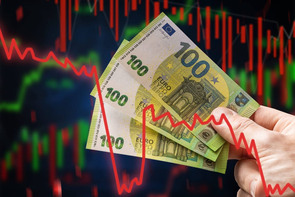 Eine Hand hält 100-Euro-Scheine: 2022 lief es nicht gut an der Börse.