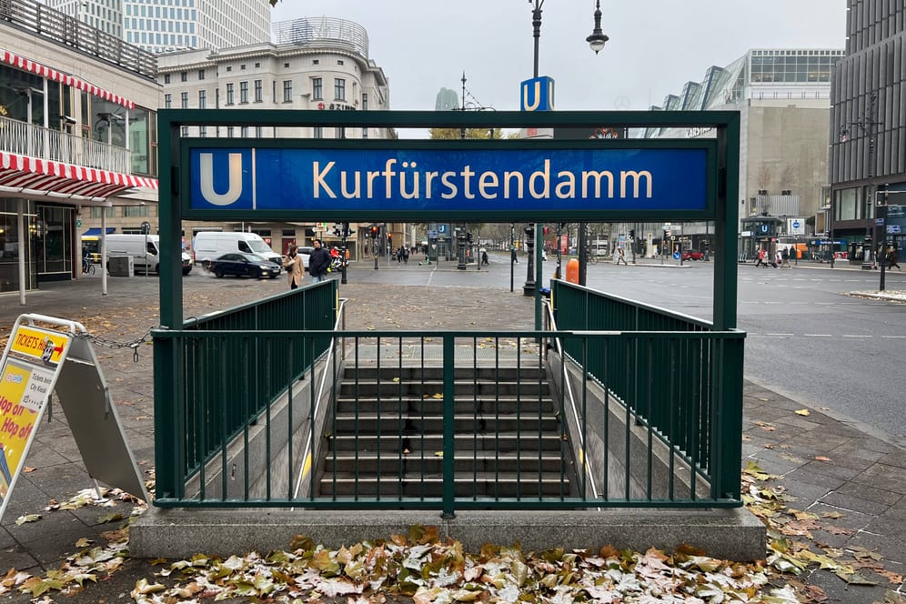U-Bahnhof Kurfürstendamm (Archivbild): Unbekannte Täter brachen in ein Juweliergeschäft ein.
